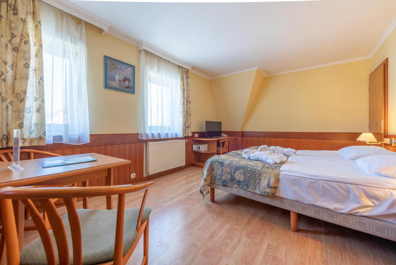 Holiday Club Apartman Hotel Heviz Exterior photo